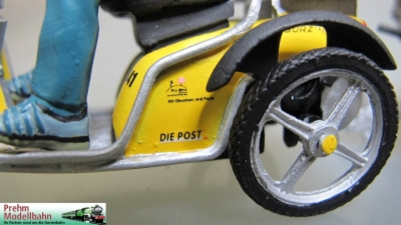 550120 Schweizer Postfahrzeug mit Anhaenger und Postboten