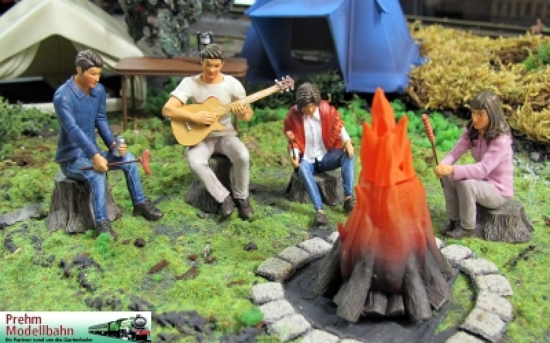 500211 - Camper mit Gitarre auf Baumstumpf